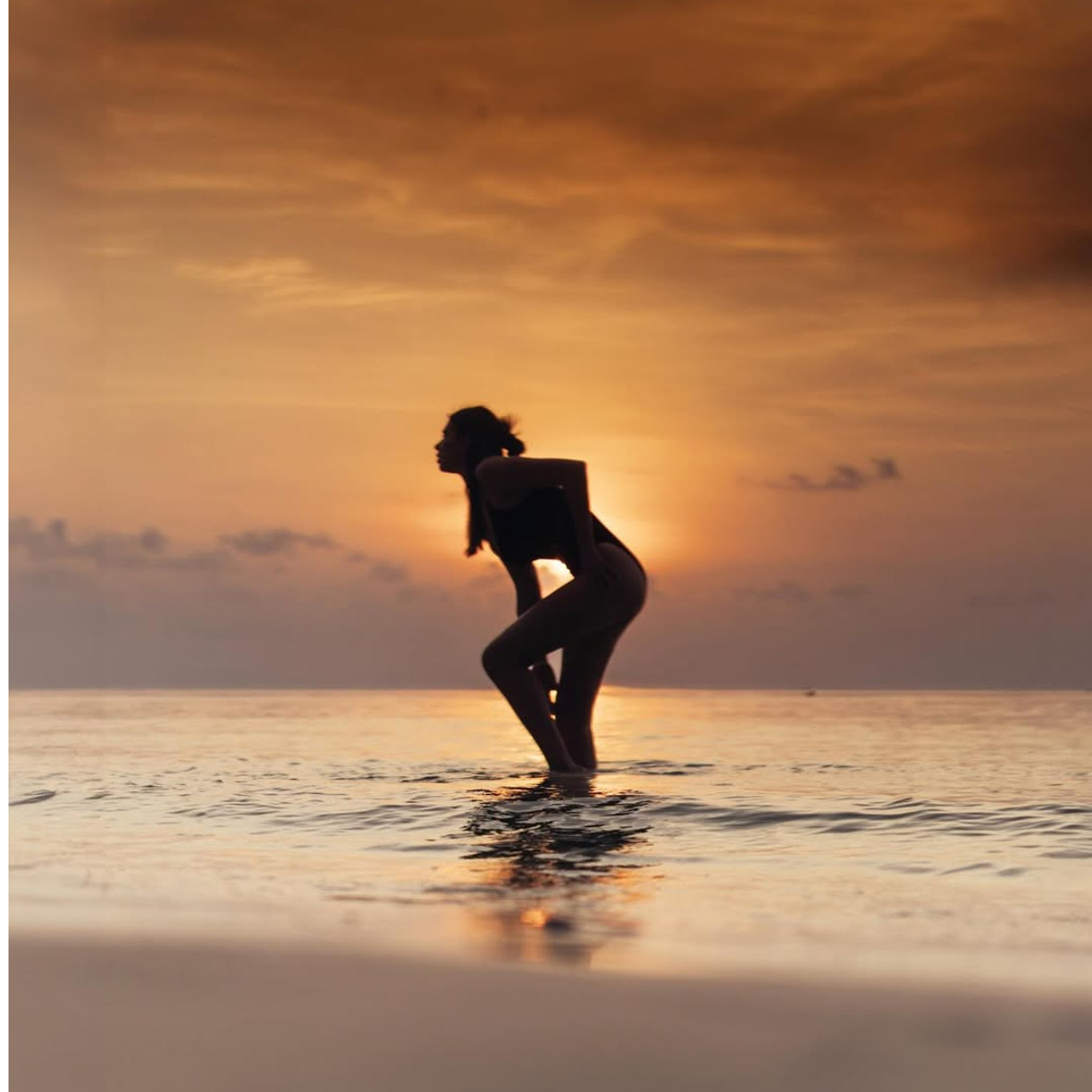 Дружина Усика наробила ефектних фото у морі в Таїланді