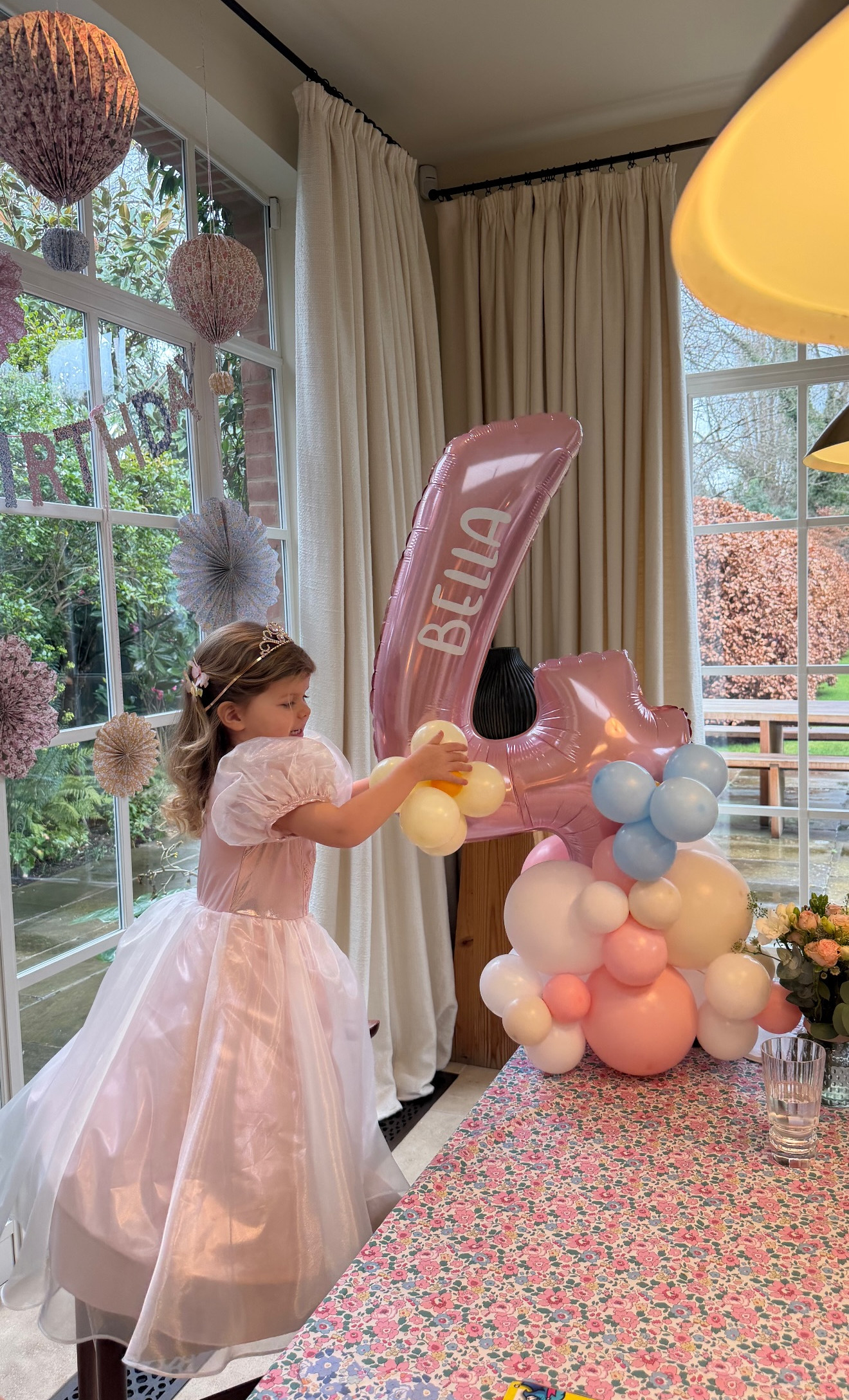 Наречена Стейтема похвалилася дочкою у рожевій сукні на її 4-річчя