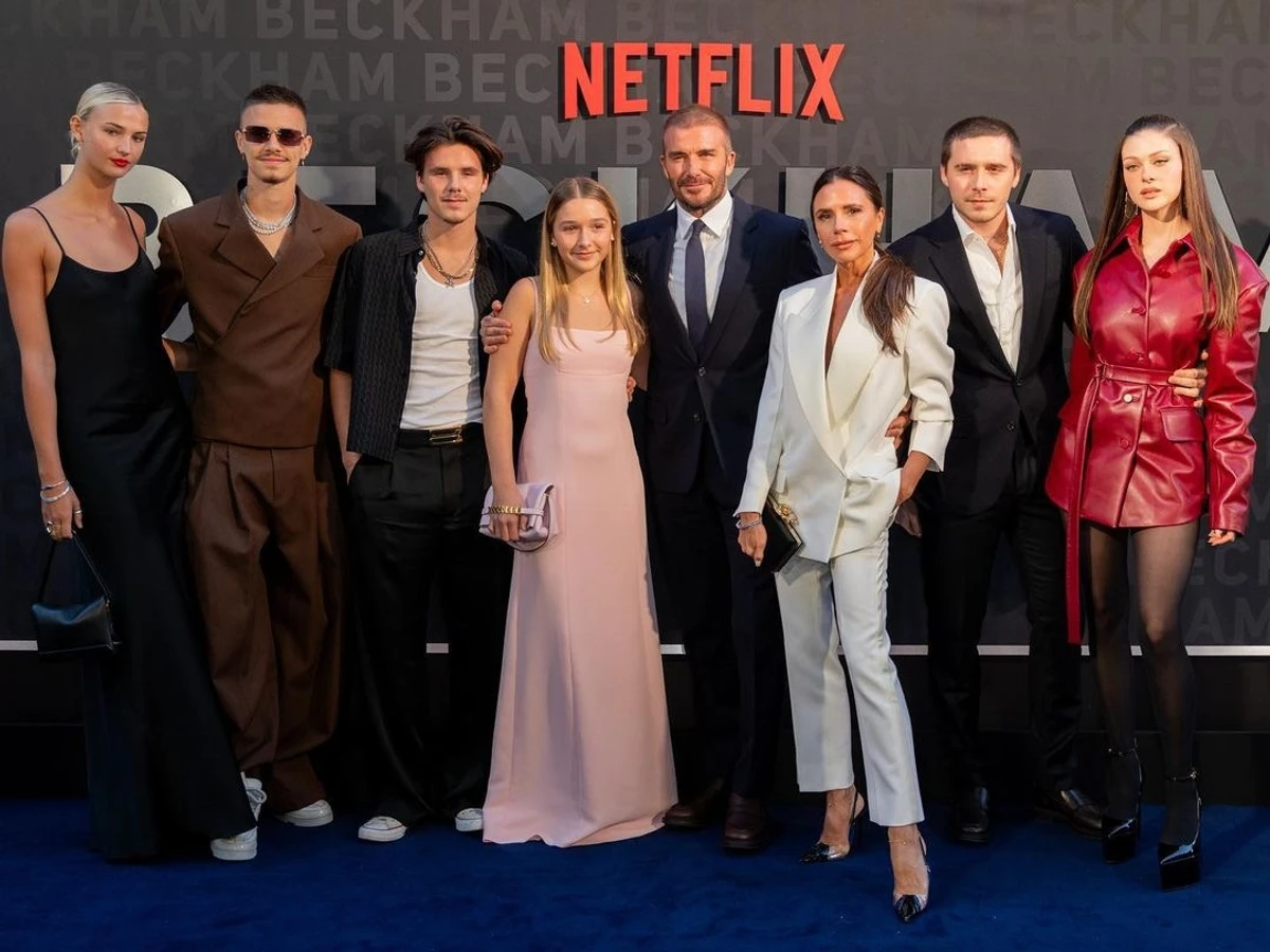 Ну будьмо справедливі: одне фото, на якому присутній Девід, його невістка до добірки все ж включила