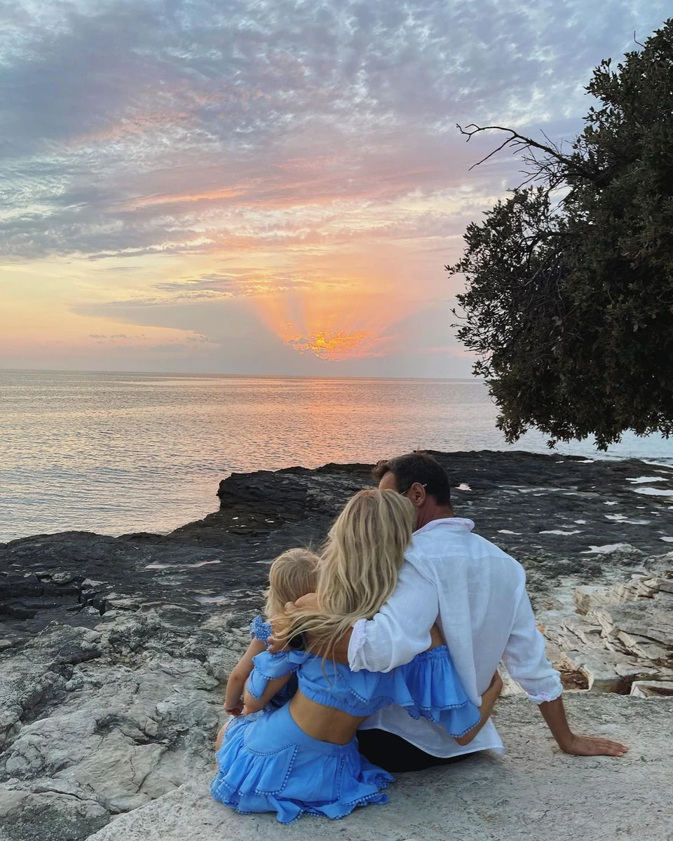 Антонов зі своїми дівчатами 