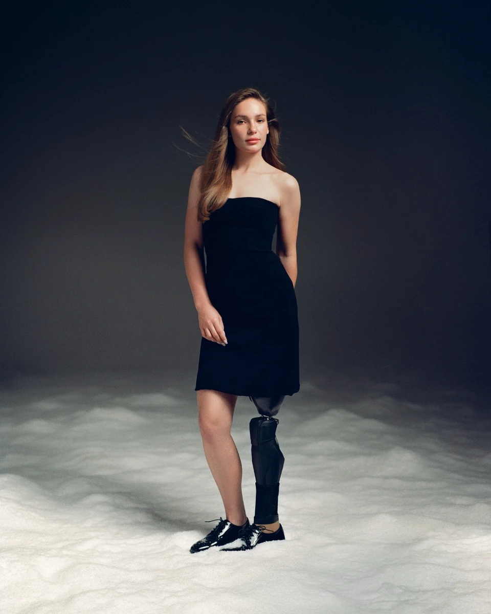 Захисниця у вечірній сукні бренду 