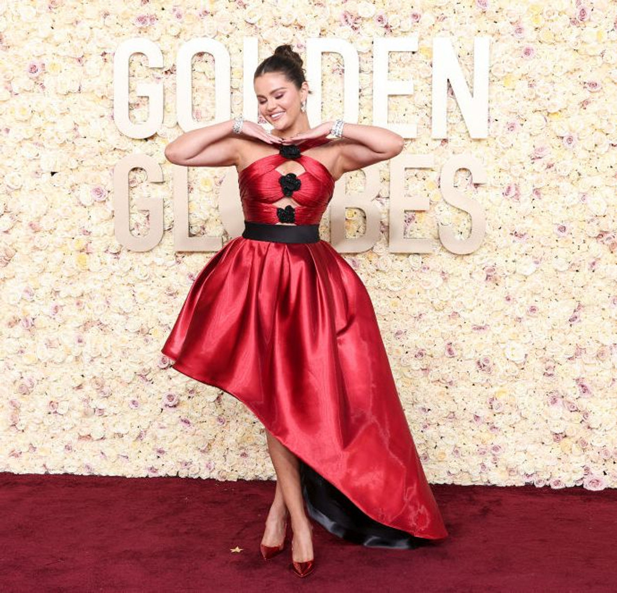 Селена Гомес на Golden Globe теж зібрала волосся в пучок