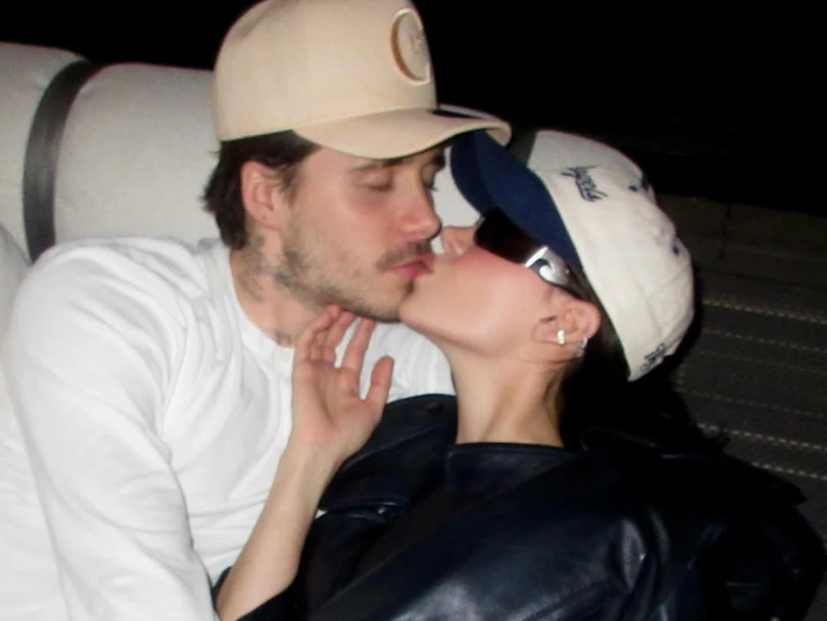 Син Бекхемів поцілувався з дружиною на дивані