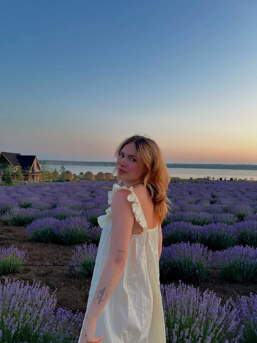 Донька Кравець у лавандовому полі