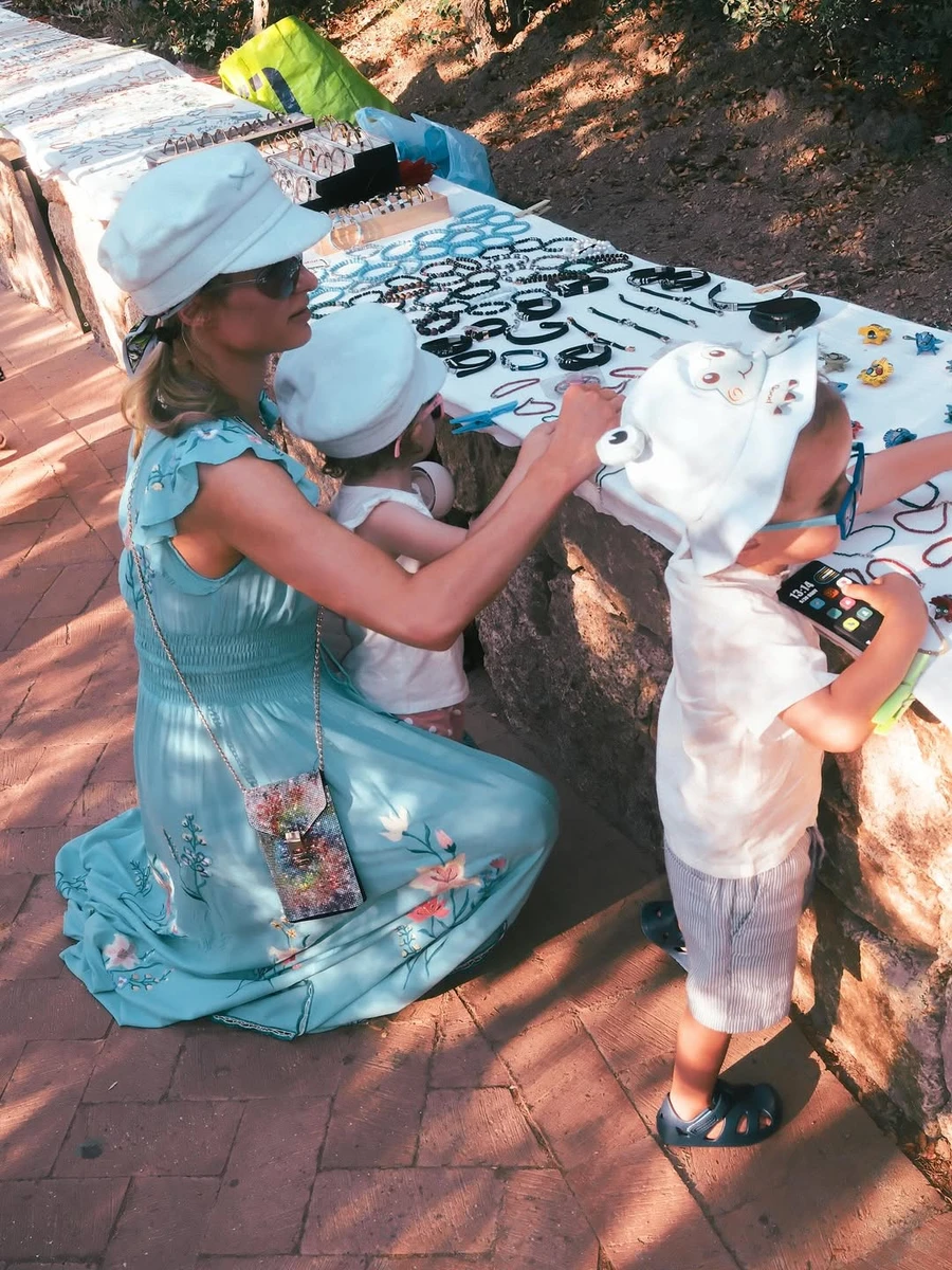 Періс Хілтон з сином і дочкою роздивилася прикраси в Італії