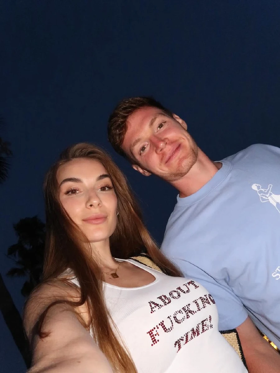 Селфі Циганкова з коханою