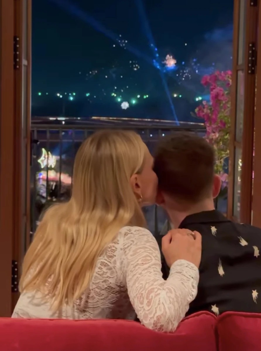 Ірина Сопонару замилувала цілунком з чоловіком напроти салюту