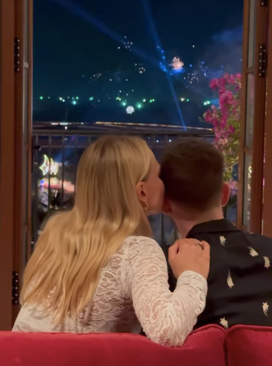 Ірина Сопонару замилувала цілунком з чоловіком напроти салюту