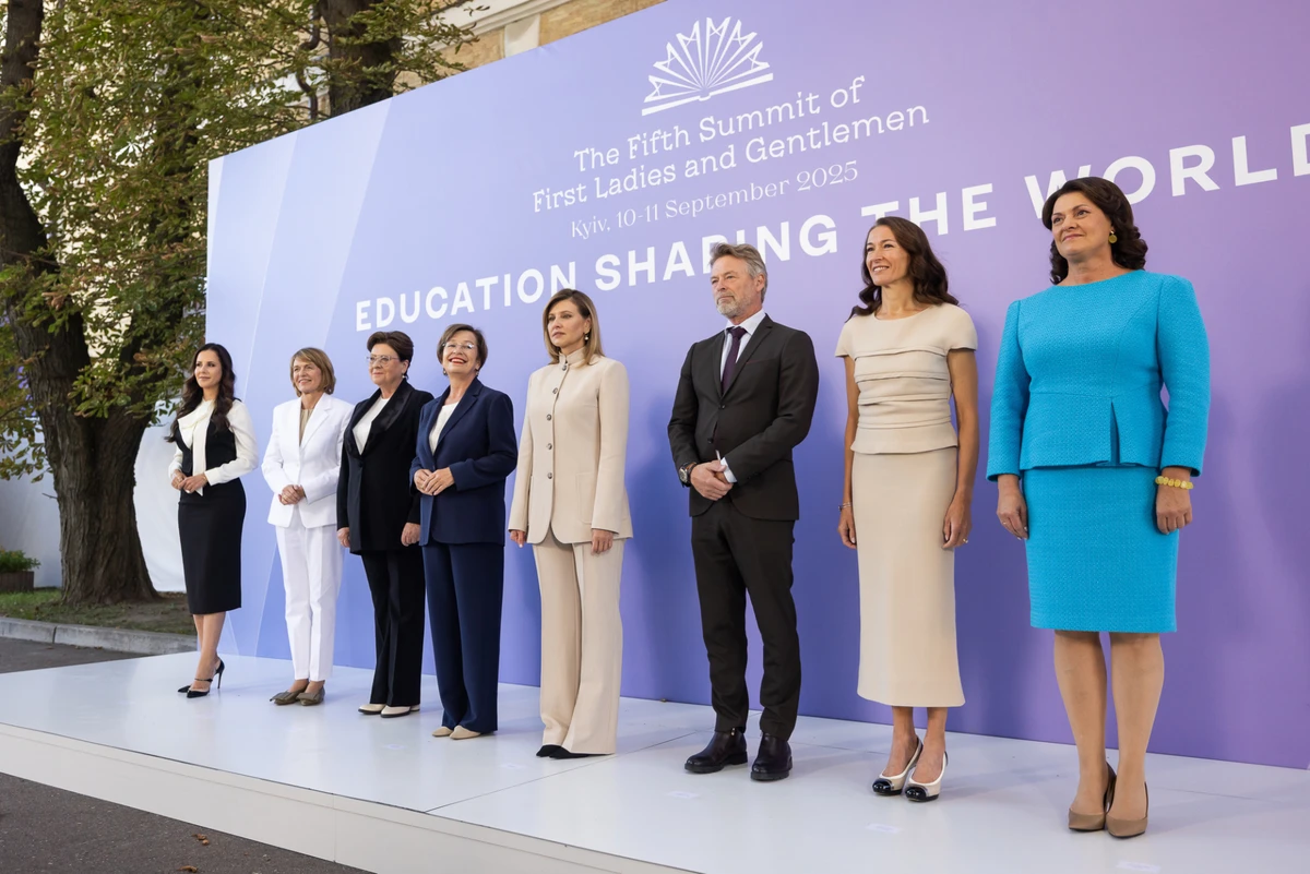 Олена Зеленська в кльош та в жакеті побувала на Саміті в Києві