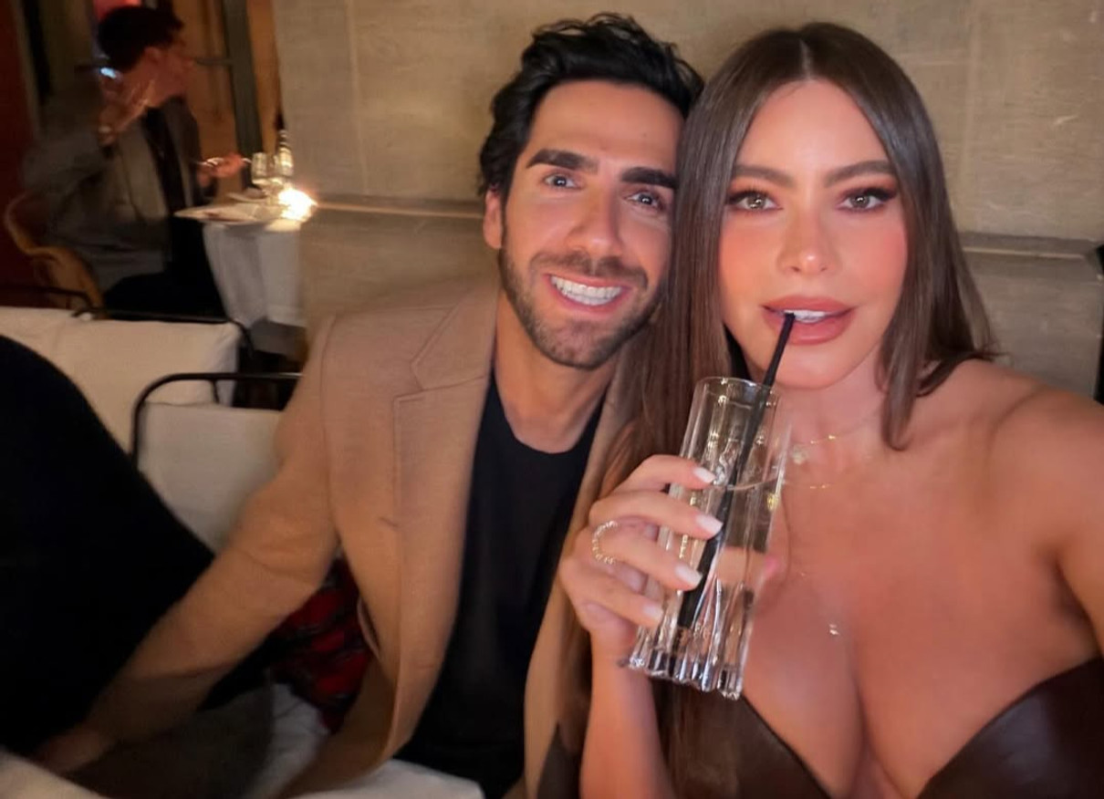 Софія Вергара з глибоким декольте попозувала з новим коханим у Парижі