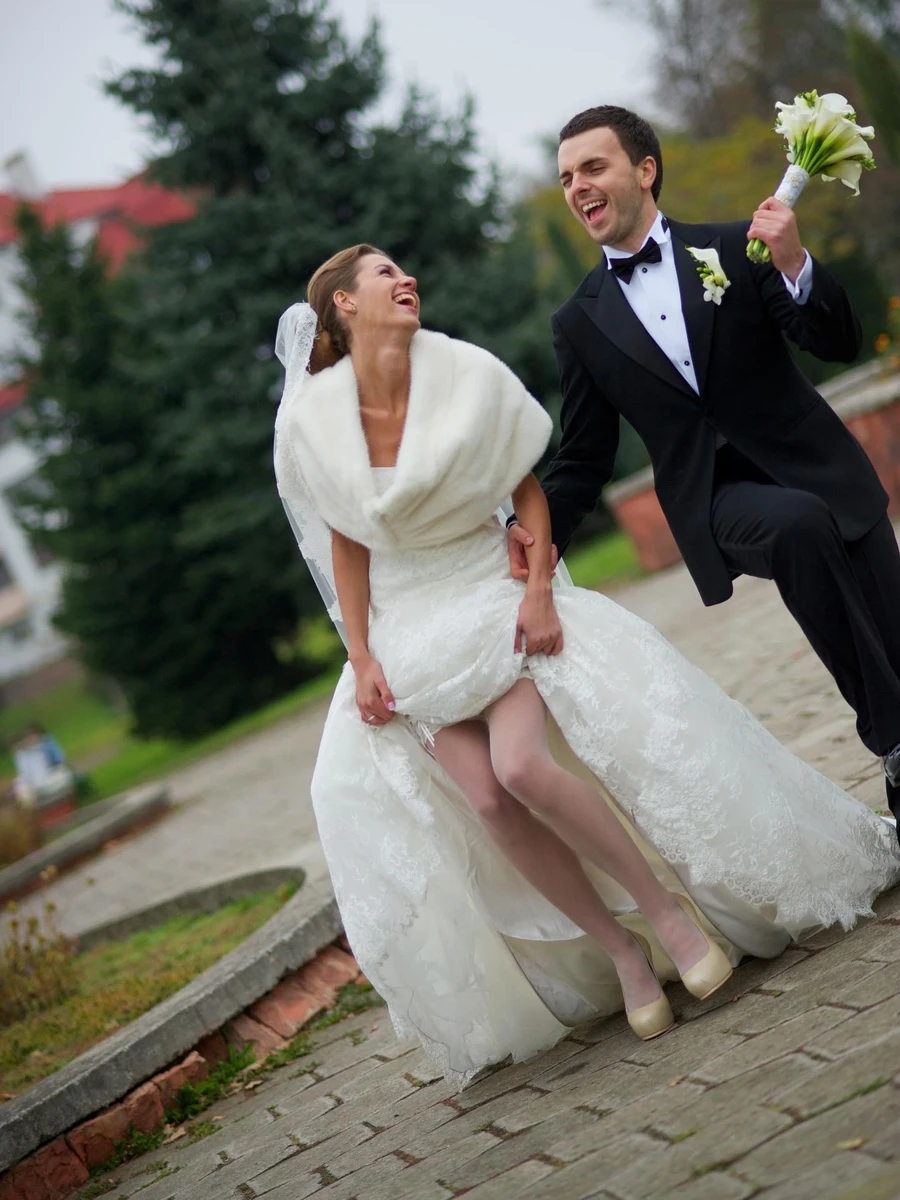 А тут фотограф, певно, сказав: А тепер зробіть щось веселе