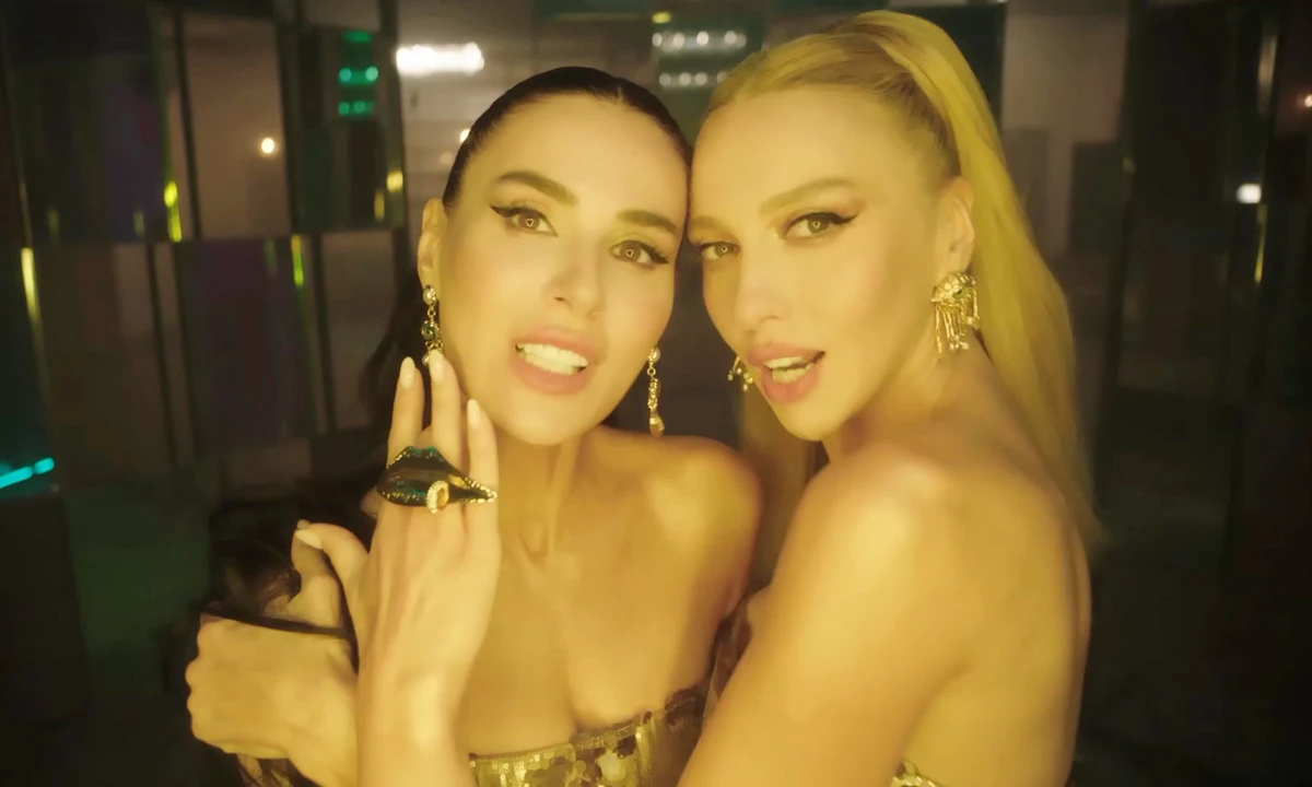 Оля Полякова і Маша Єфросиніна у сексі луках знялися у кліпі