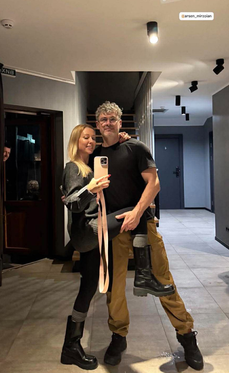 Тоня Матвієнко обіймає свого чоловіка