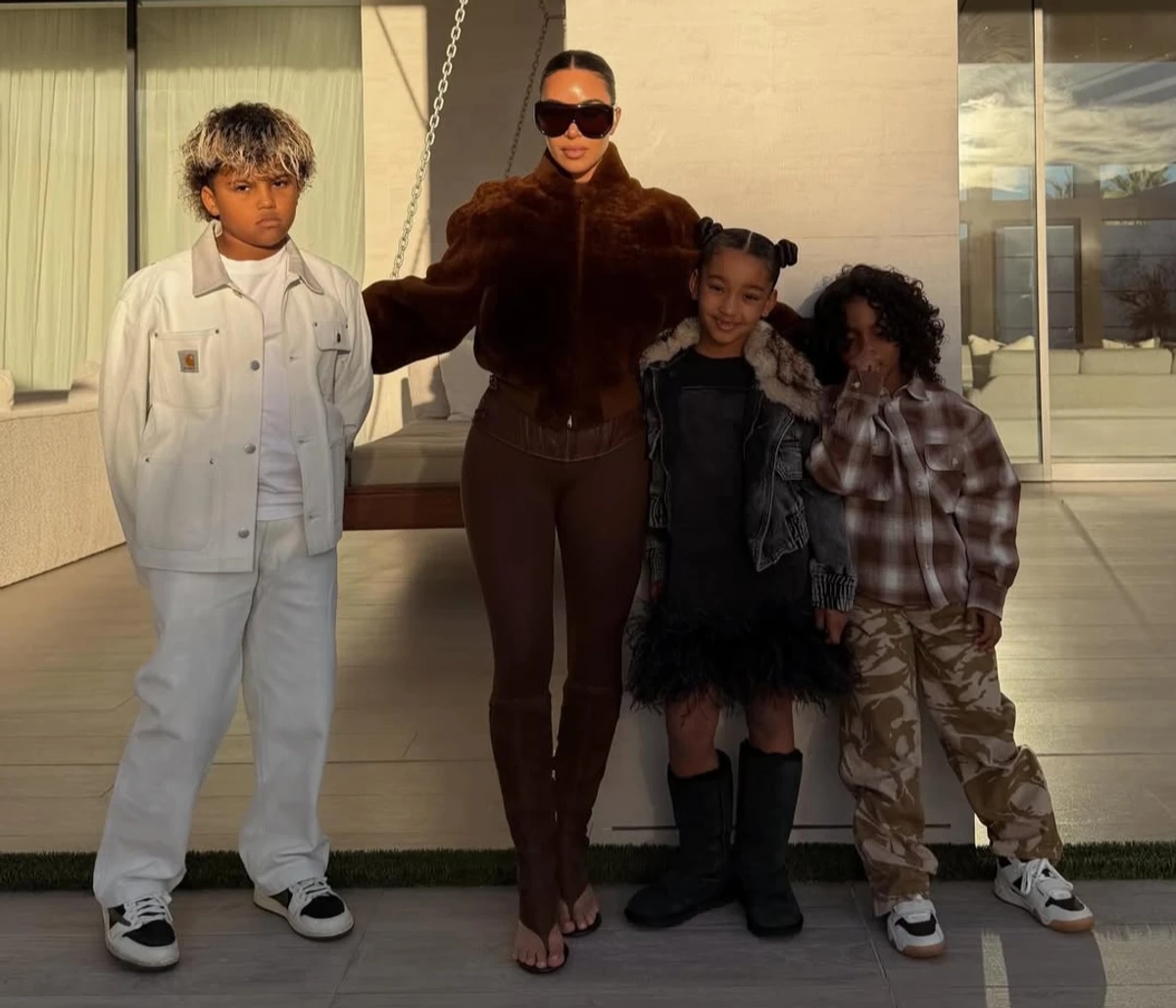 Кім Кардашян насмішила фото з молодшими дітьми