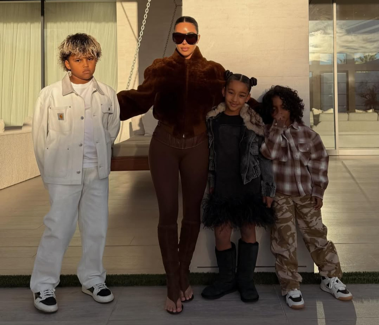 Кім Кардашян насмішила фото з молодшими дітьми