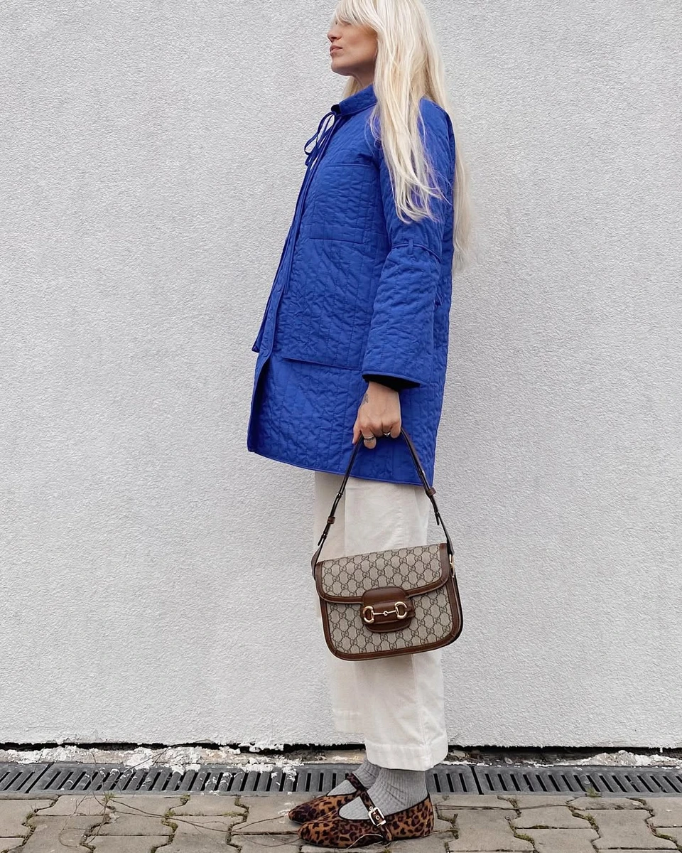 Образ із темно-синім кольором