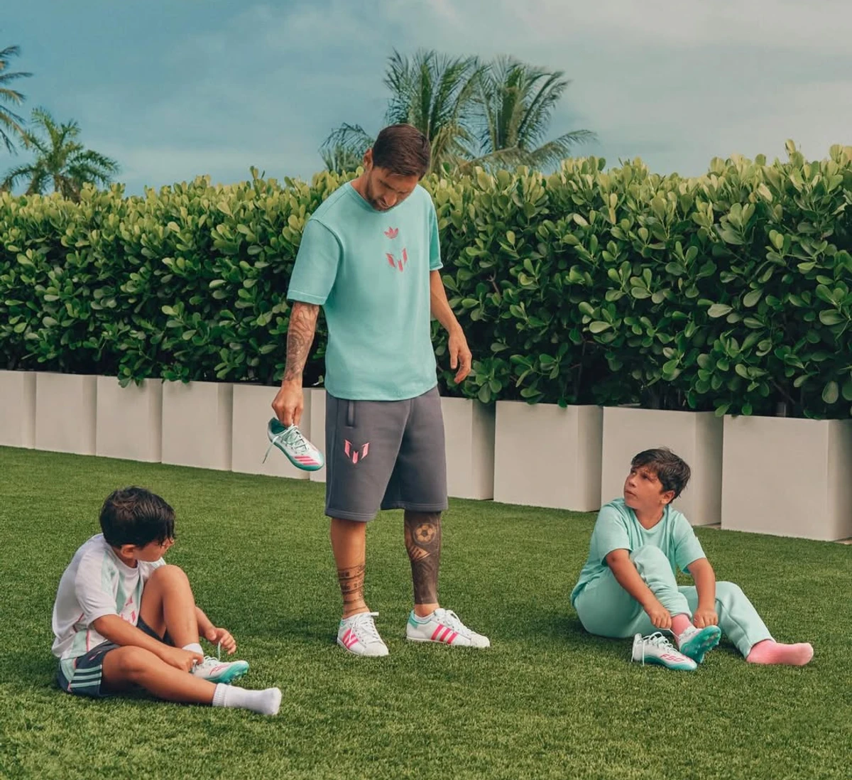 Ліонель Мессі попозував з синами на футбольному полі