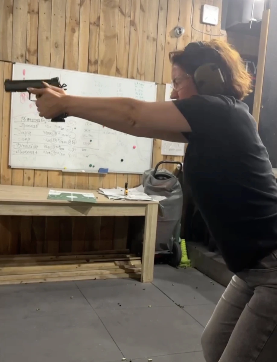 Оля Цибульська показала, як стріляє з пістолета