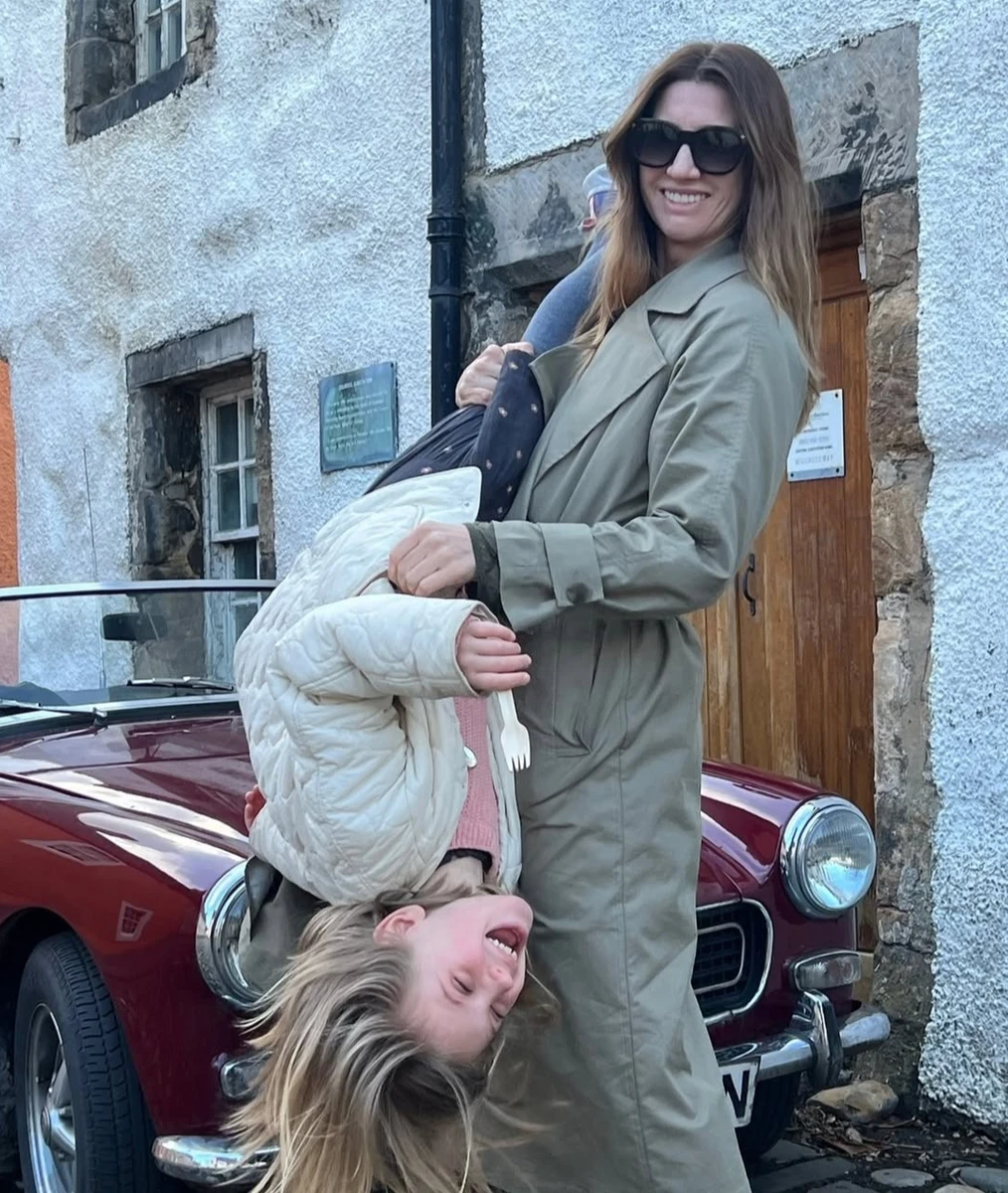 Аніта Луценко насмішила акробатичним трюком дочки