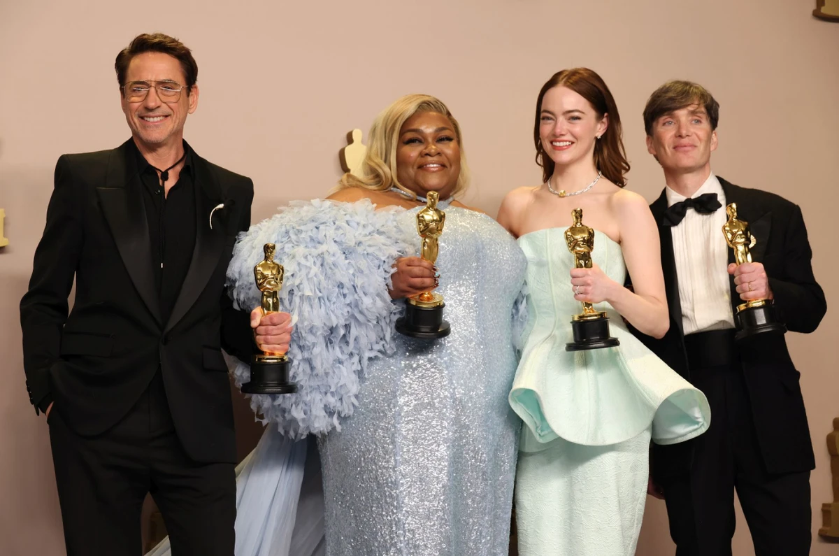 Володарка Оскару-2024 за роль другого плану Да'Він Джой Рендолф у ніжно-блакитній сукні з паєтками та пір'ям від Louis Vuitton