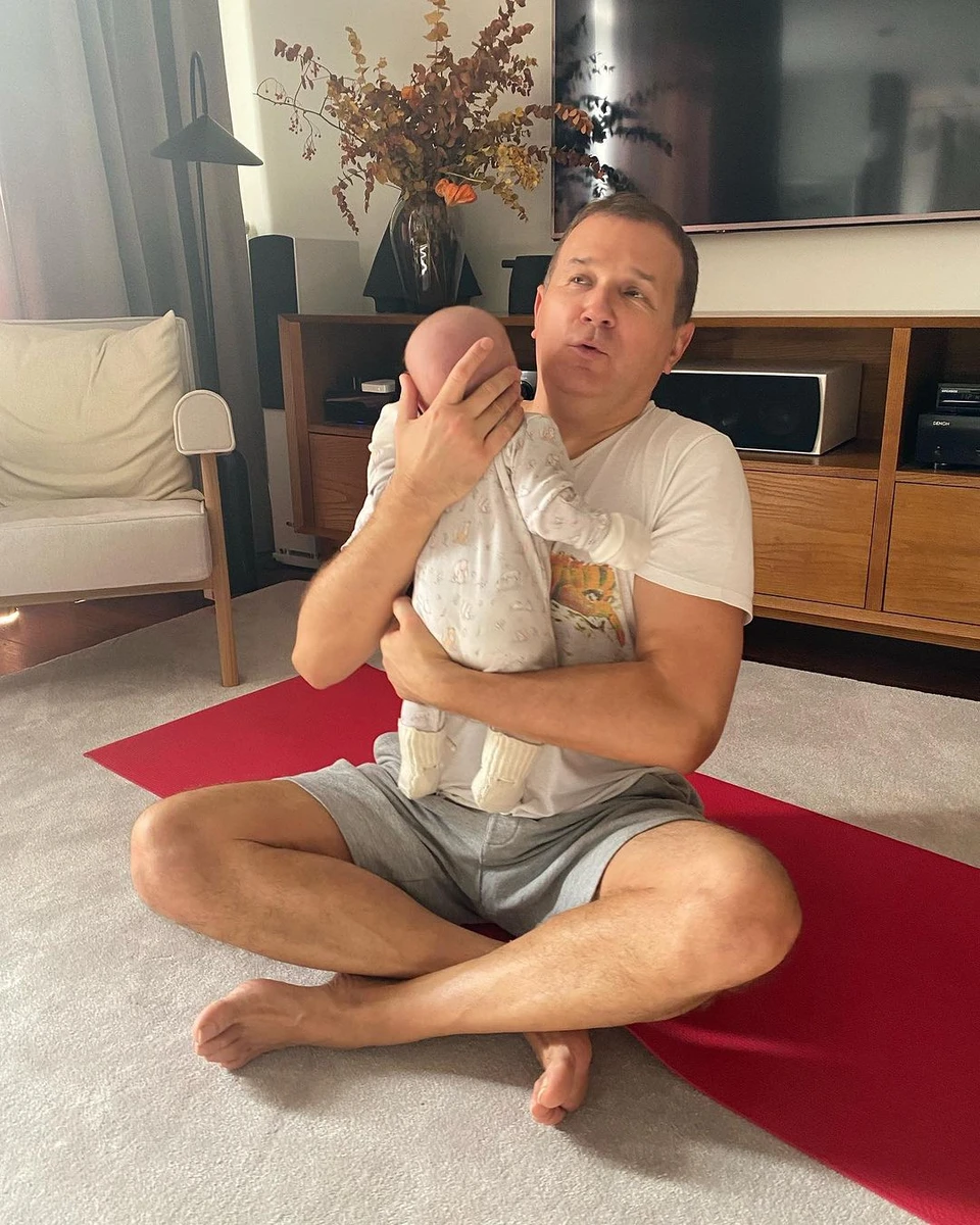 Горбунов позує з сином