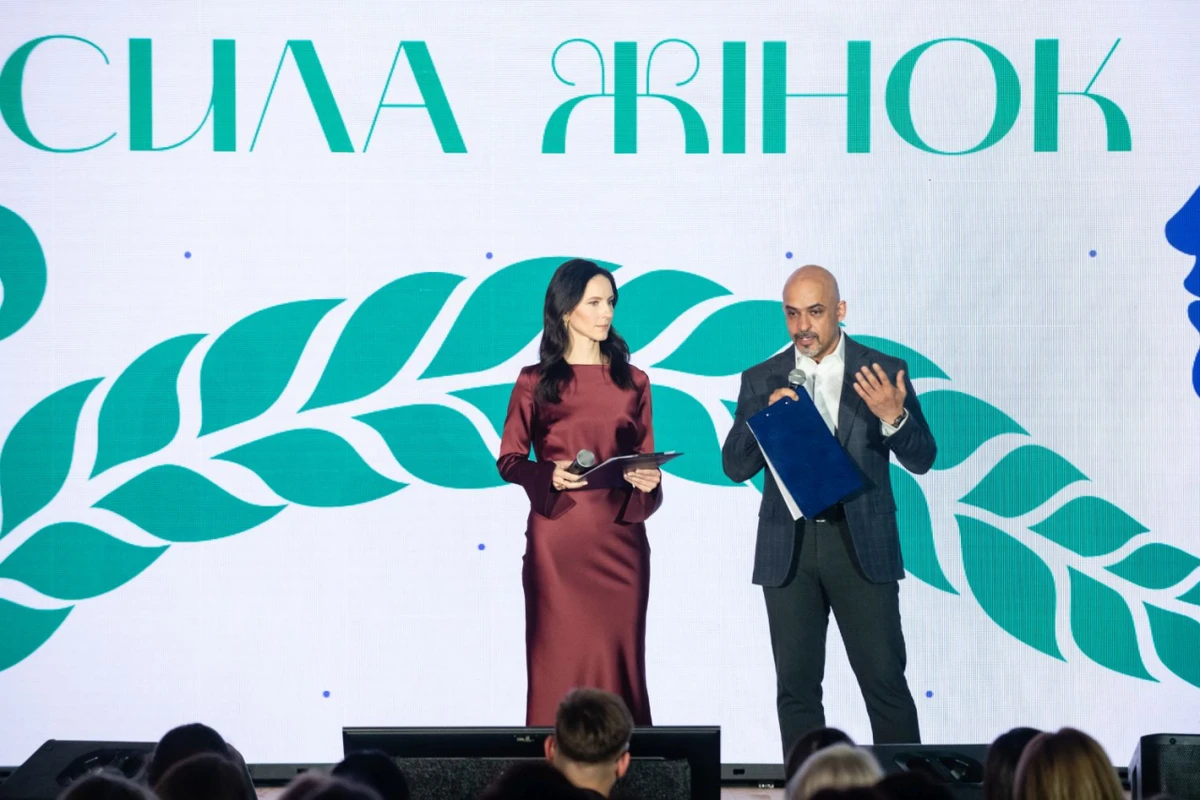 Ведучими церемонії були Вероніка Селега та Мустафа Найєм 