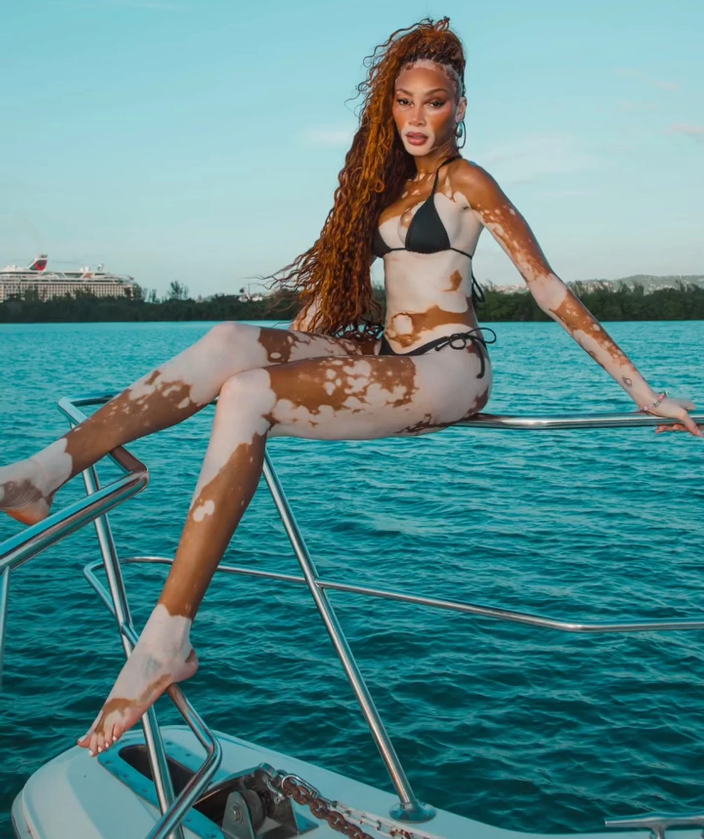 Модель Вінні Харлоу в купальнику притулилася до билець човна