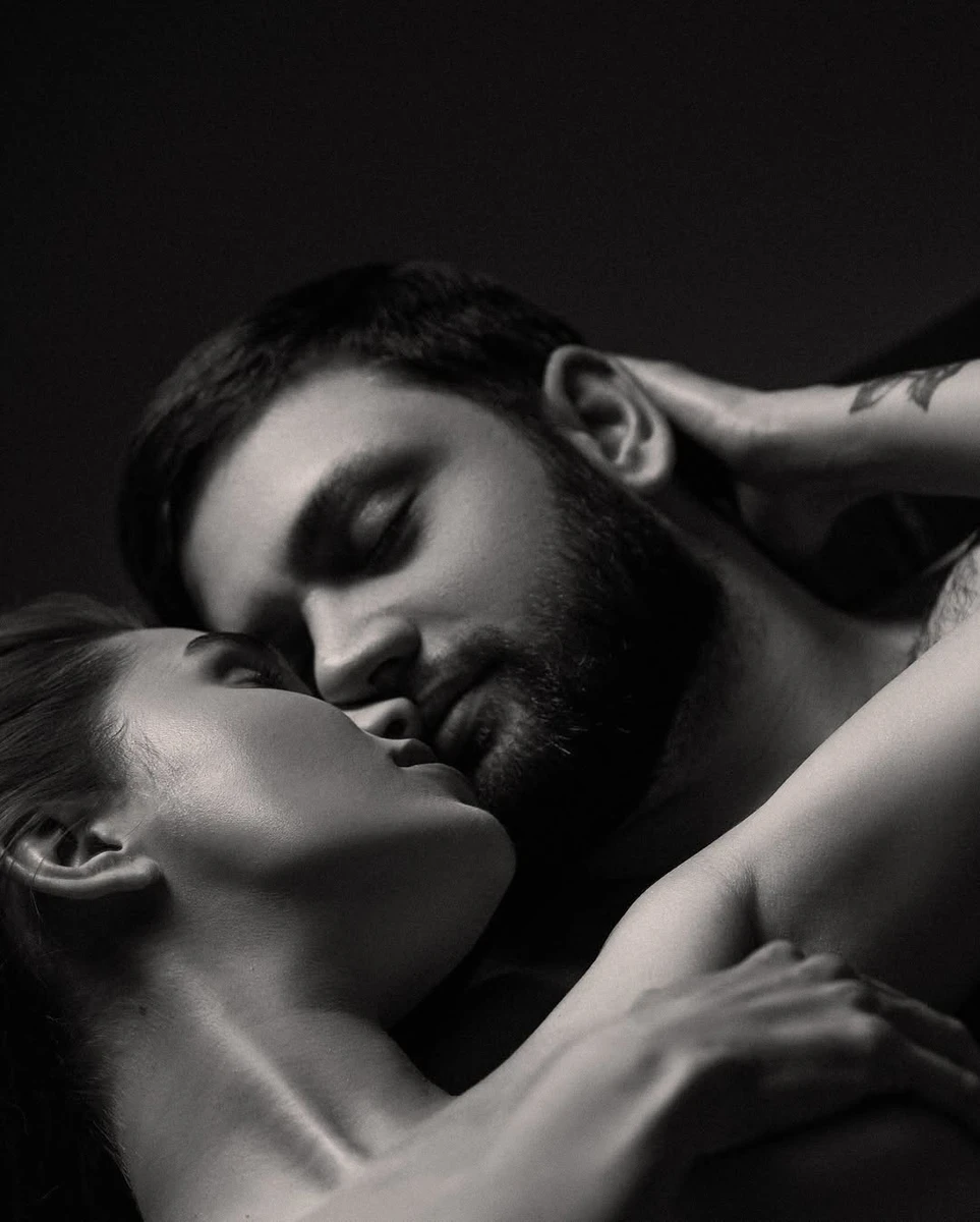 Саша Бо без одягу полежала з чоловіком для фото