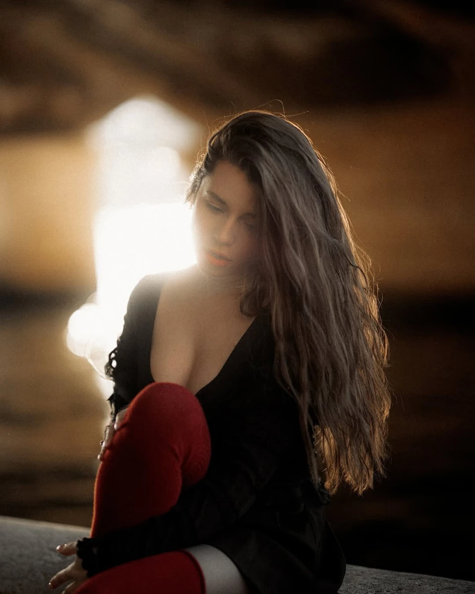 Христина Соловій з глибоким декольте посиділа біля Сени