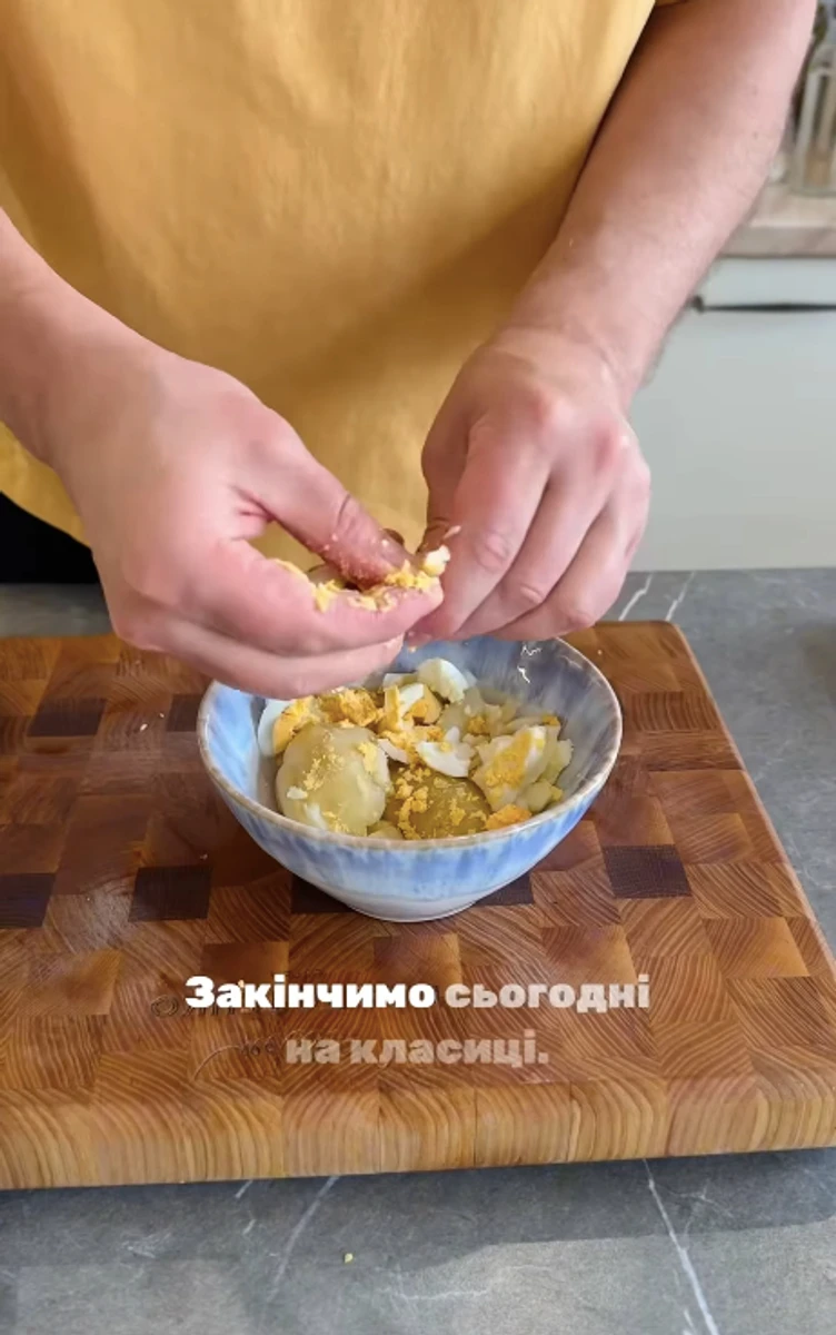 Євген Клопотенко поділився варіантом подачі молодої картоплі з яйцем