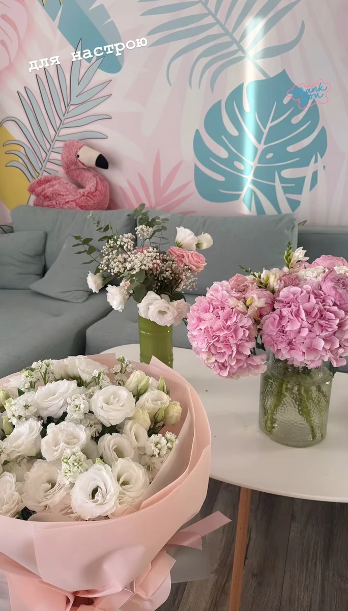 Даша Трегубова показала, як виглядає зранку та помилувалася квітами