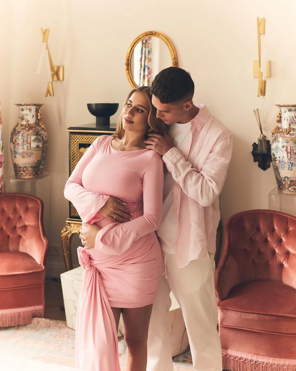 Георгій Судаков наробив романтичних фото з вагітною дружиною