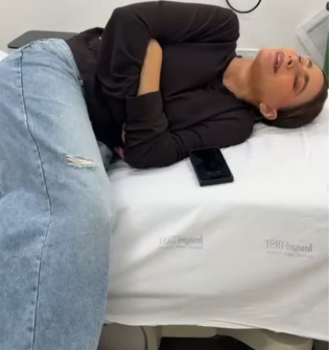 Софія Вергара з набряклим оком показалася в лікарні