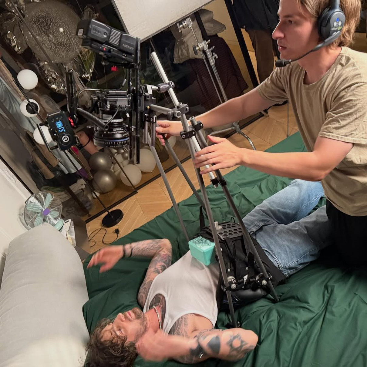 Володимир Дантес показався на ліжку під час зйомок