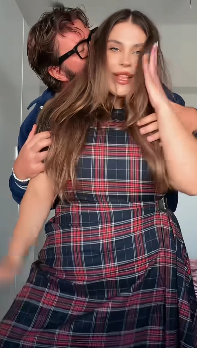 Олександра Заріцька захопила відео з нареченим, який цілує її у волосся та шию