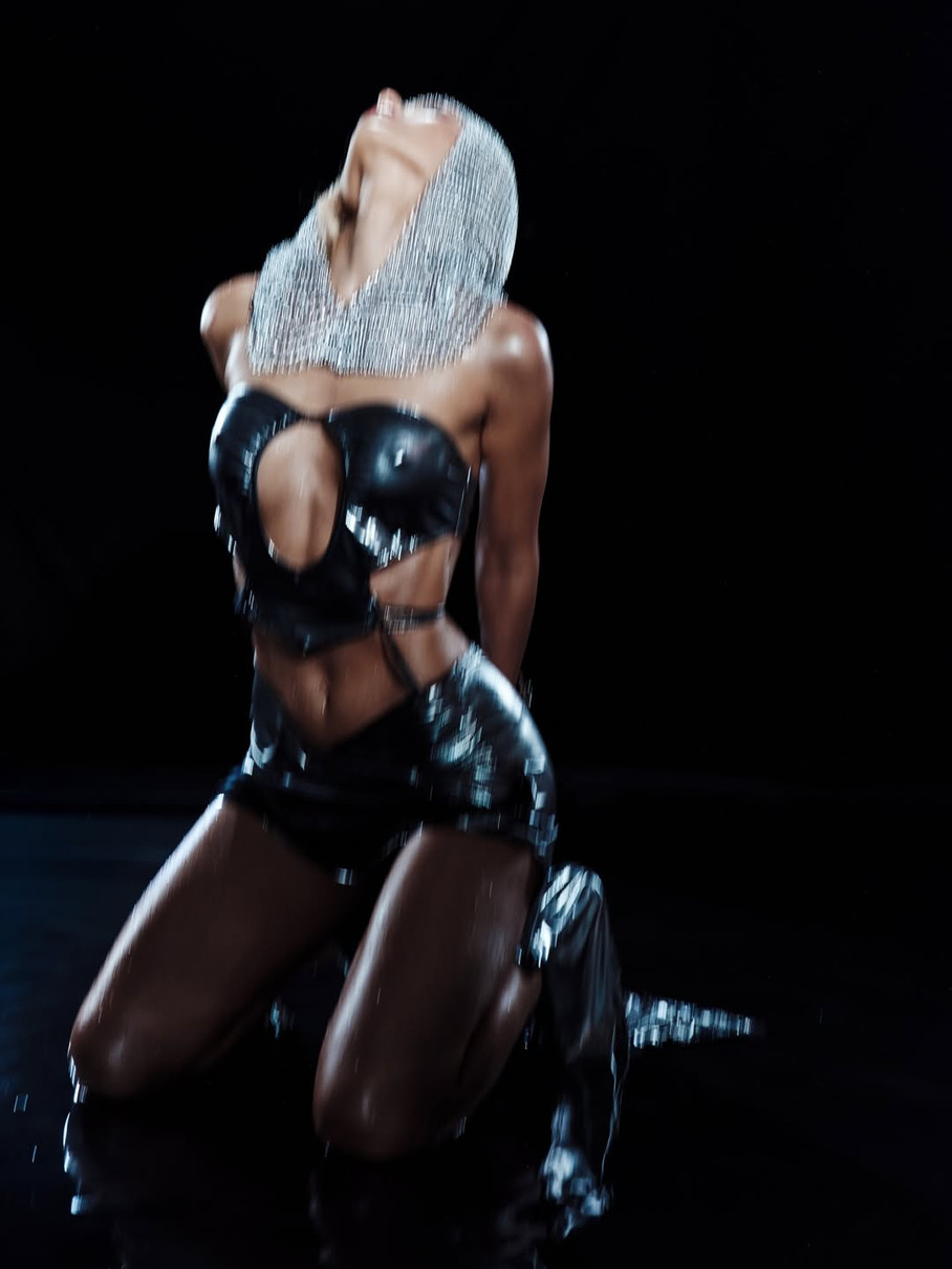 Даша Квіткова у лаковому міні посвітила фігурою на сексі фото