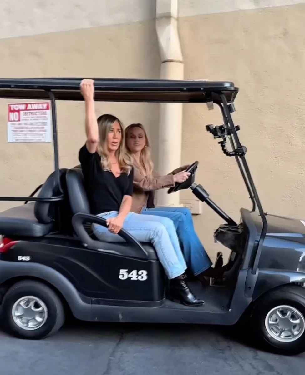 Дженніфер Еністон показала кумедні фото на 50-річчя Різ Візерспун