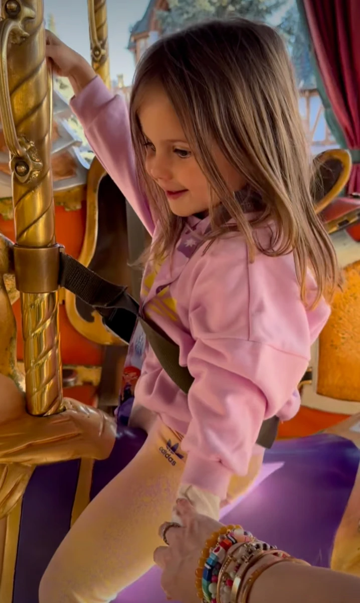 Єлизавета Юрушева замилувала фото молодшої дочки від Скічка на каруселі