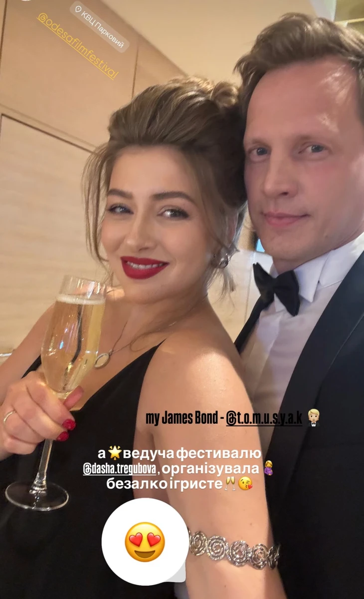 Катерина Тишкевич в ошатній сукні попозувала з чоловіком на фестивалі