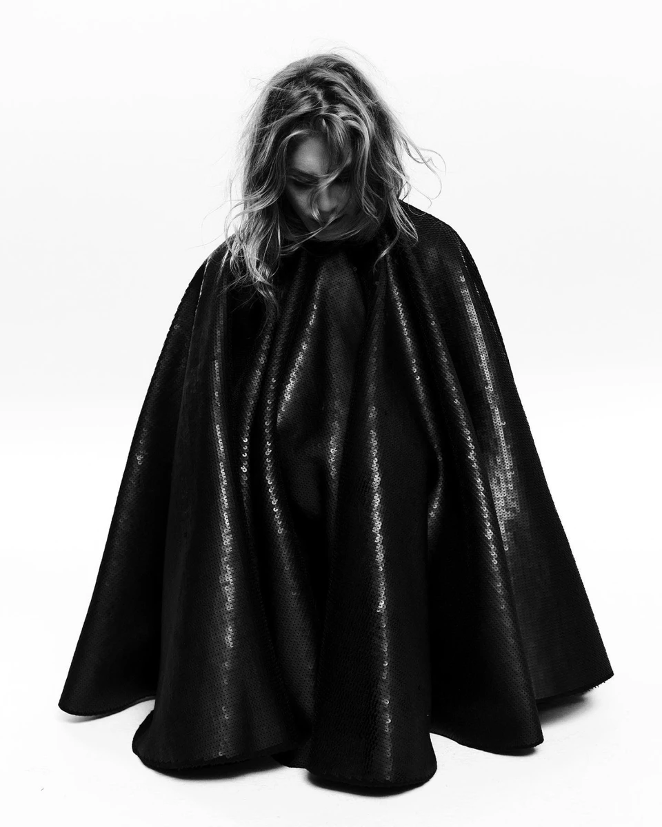 Нуарна атмосфера знімків різниться з класичними образами Еністон