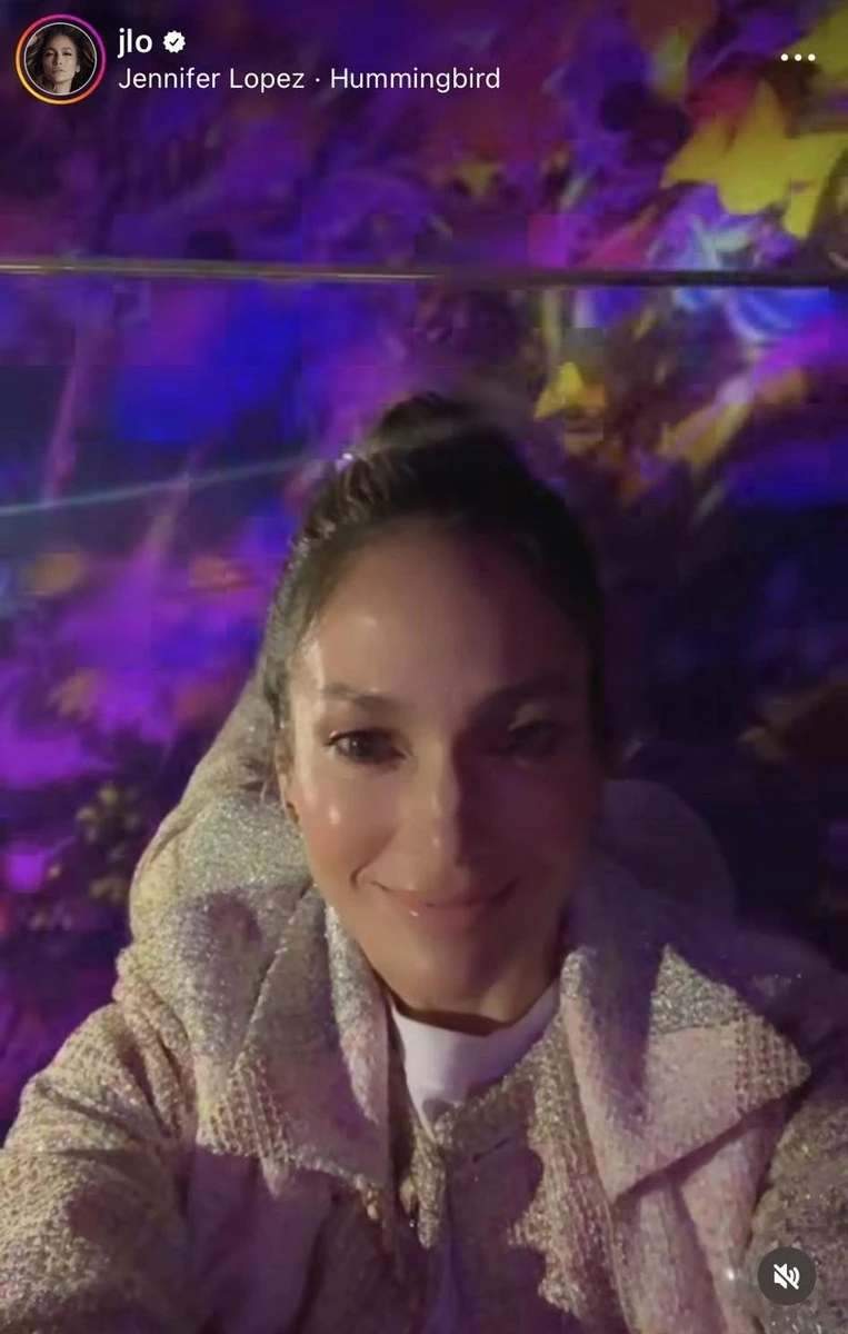 Щаслива матуся двох 16-річок