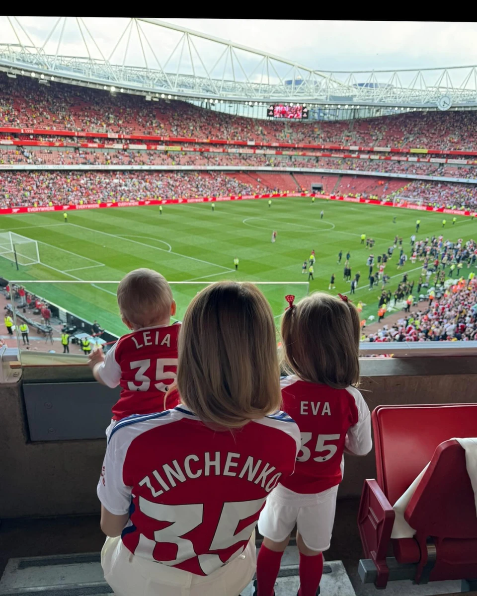 Дівчата прийшли підтримати тата