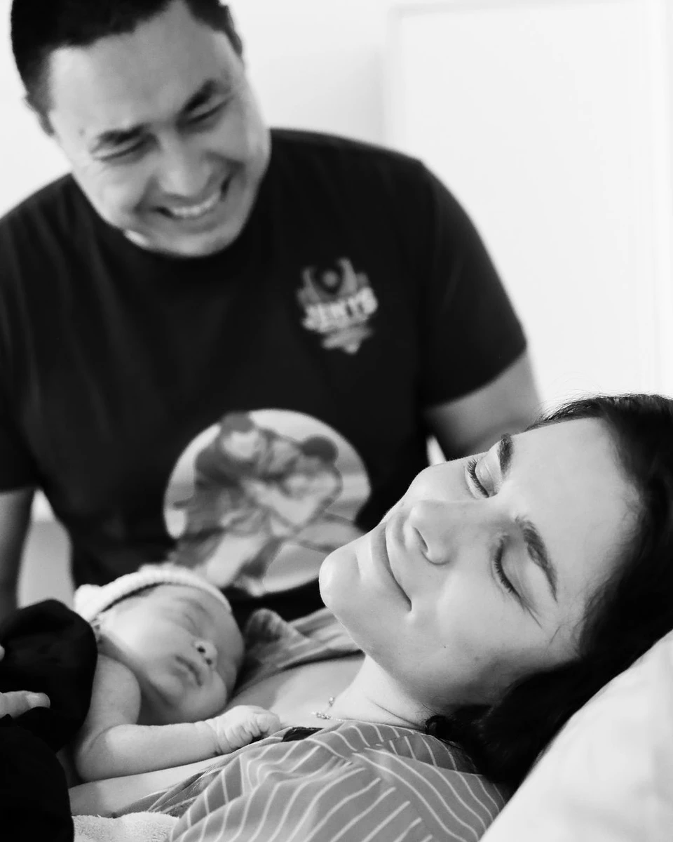 Іванна Онуфрійчук з новонародженим сином та чоловіком