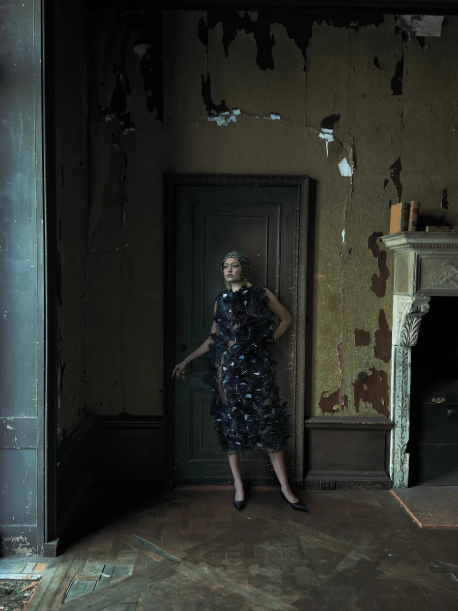 Джіджі Хадід у старовинному інтер'єрі попозувала для журналу