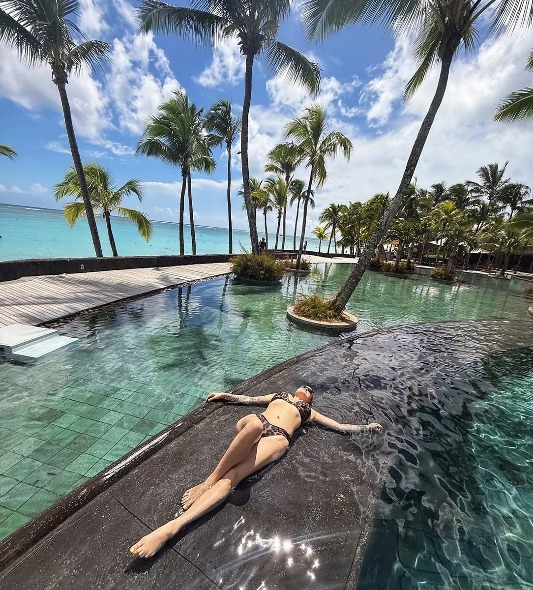 Вікторія Ткач засмагає в басейні