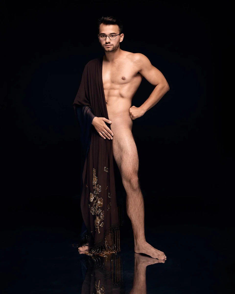 Іван Фролов оголився