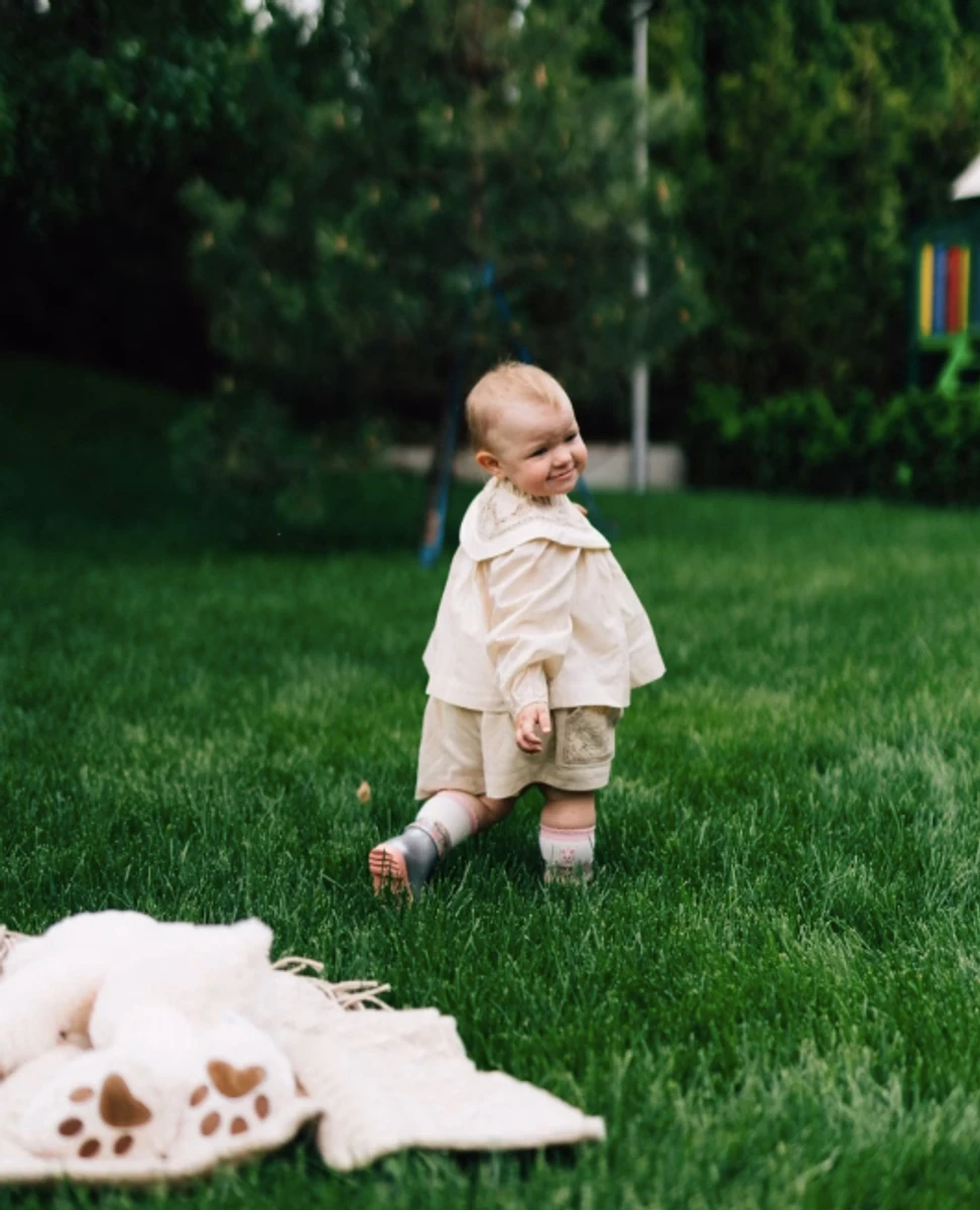 Дружина Усика замилувала, як їхня дочка бігає по траві