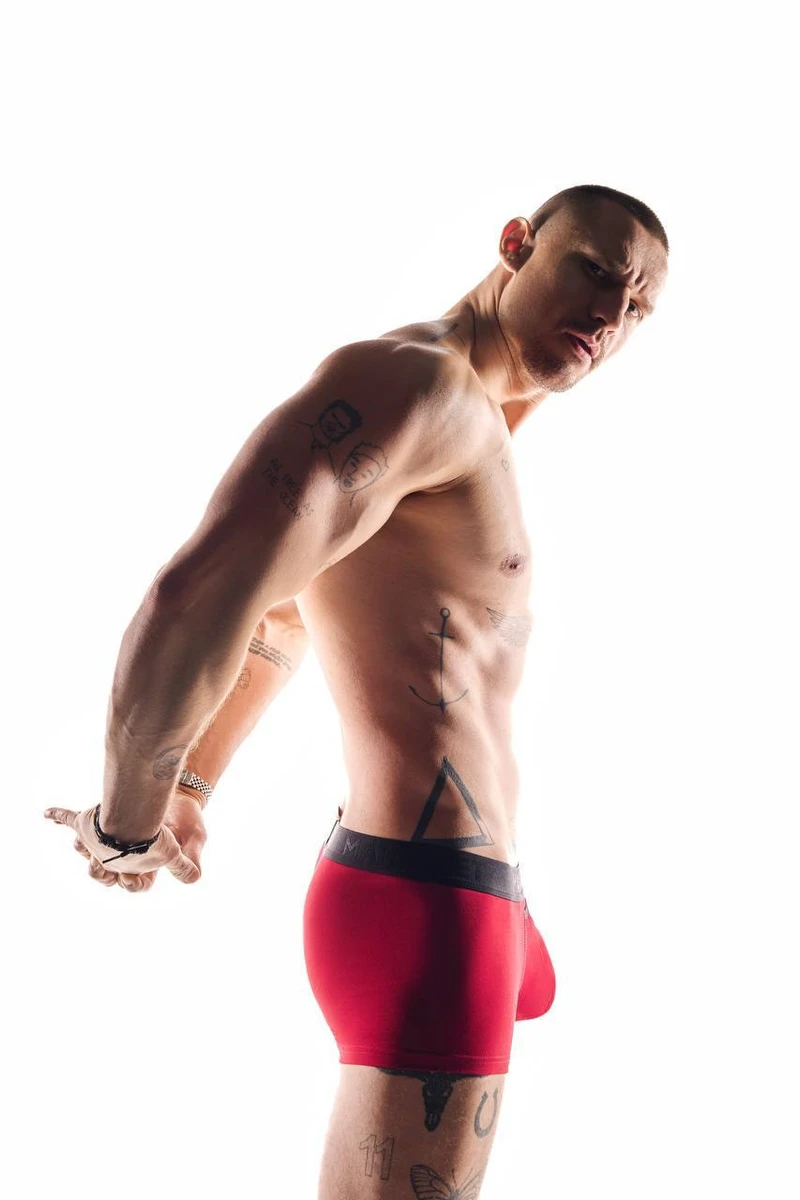 Цимбалюк в трусах посвітив пресом