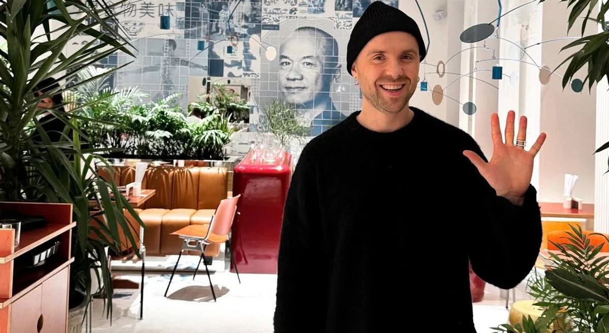 Міша Кацурін позує для фото