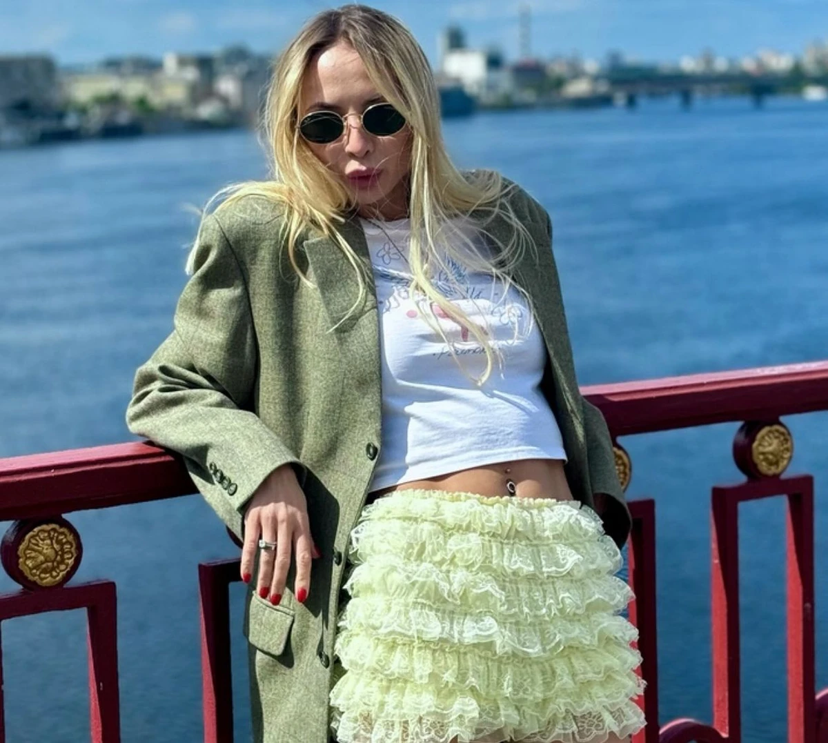 Сопонару на тлі Києва